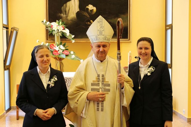 Biskup Mrzljak na svetkovinu Gospe Žalosne u samostanu u Ivanečkom Vrhovcu - Klanjateljice Krvi Kristove bogatije za dvije nove redovnice